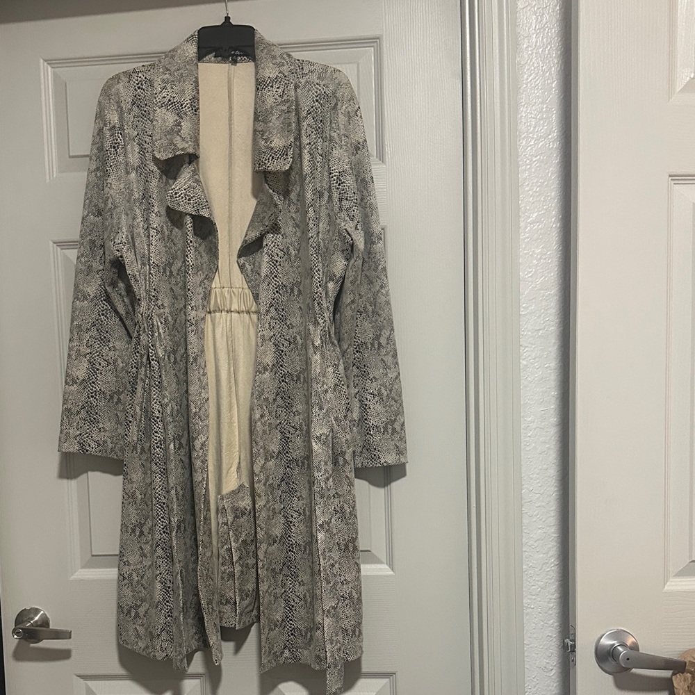 Alice Blue Snake-Print Open Front Blazer in Gray and Cream